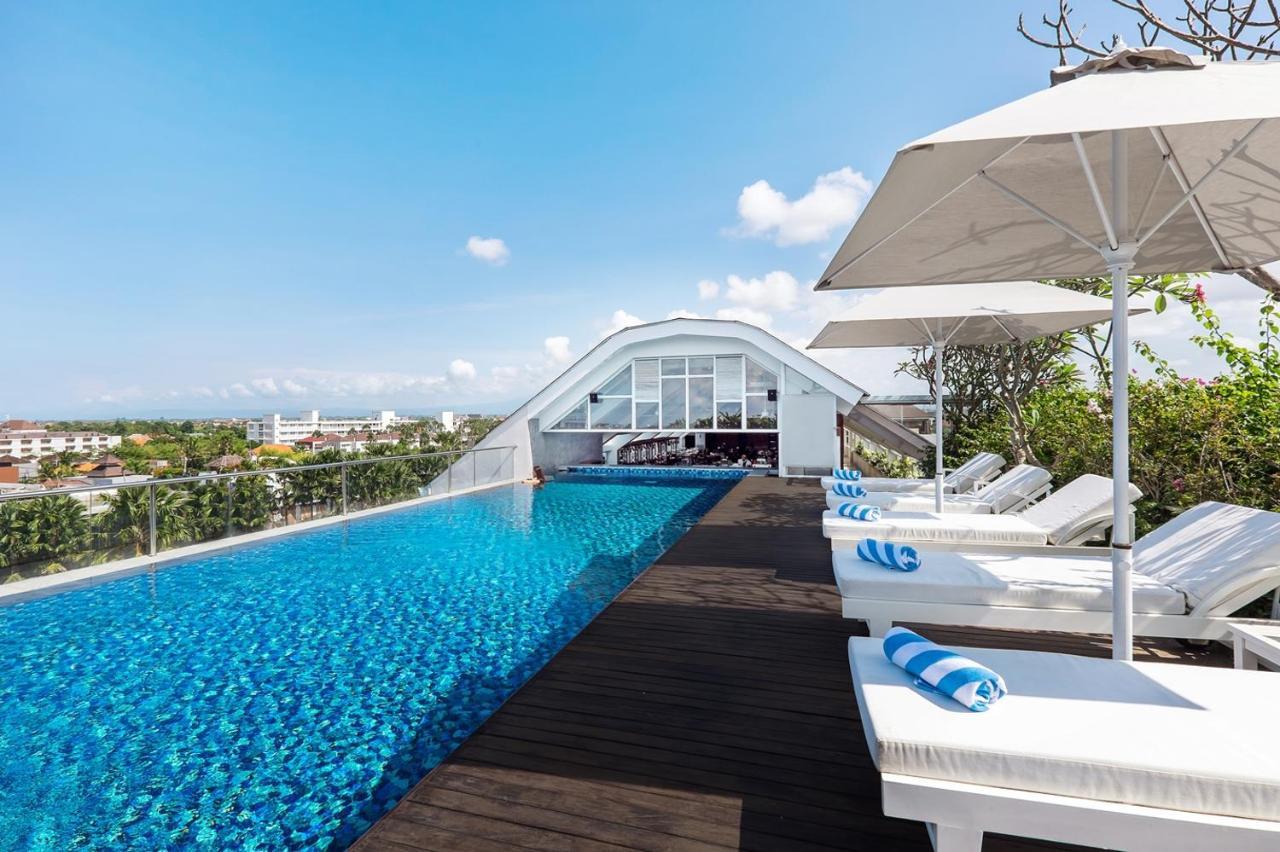 Jambuluwuk Oceano Seminyak Hotel Εξωτερικό φωτογραφία Rooftop pool at the hotel