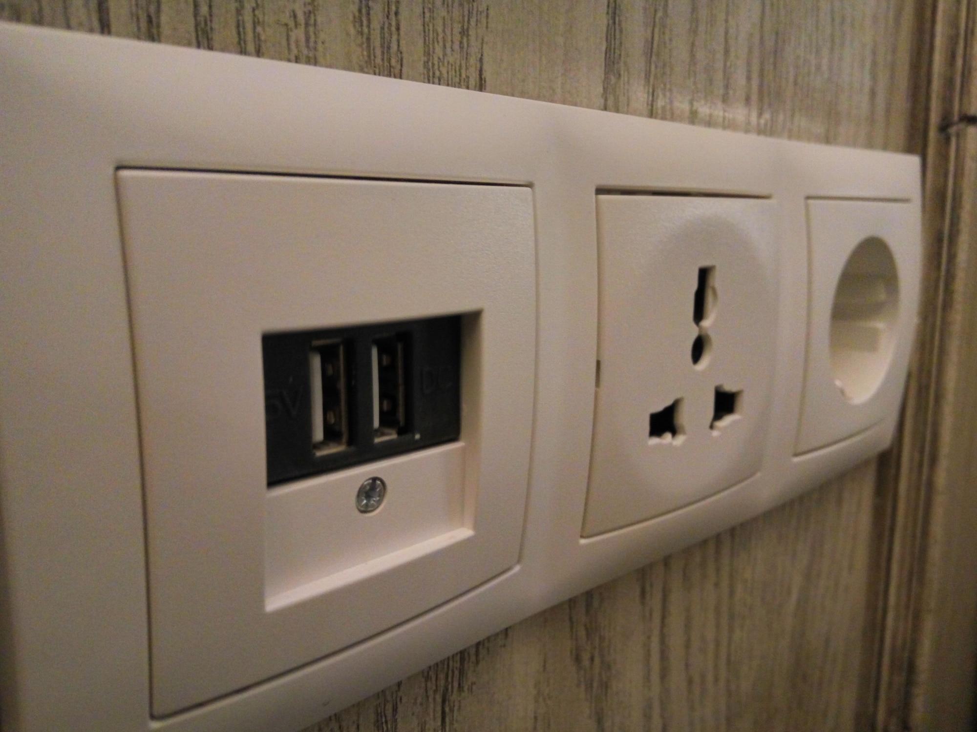Jambuluwuk Oceano Seminyak Hotel Εξωτερικό φωτογραφία A power strip with a USB charger