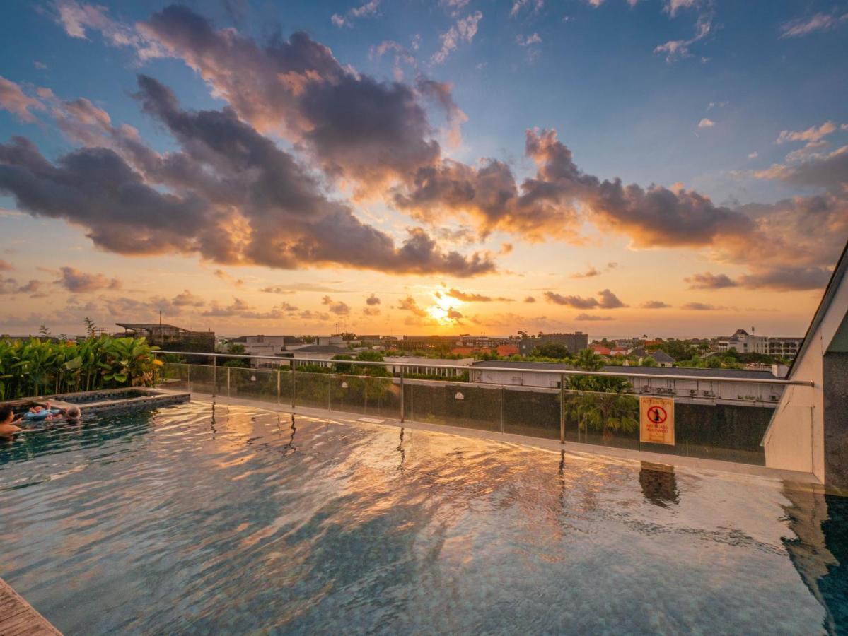 Jambuluwuk Oceano Seminyak Hotel Εξωτερικό φωτογραφία Sunset at the rooftop pool