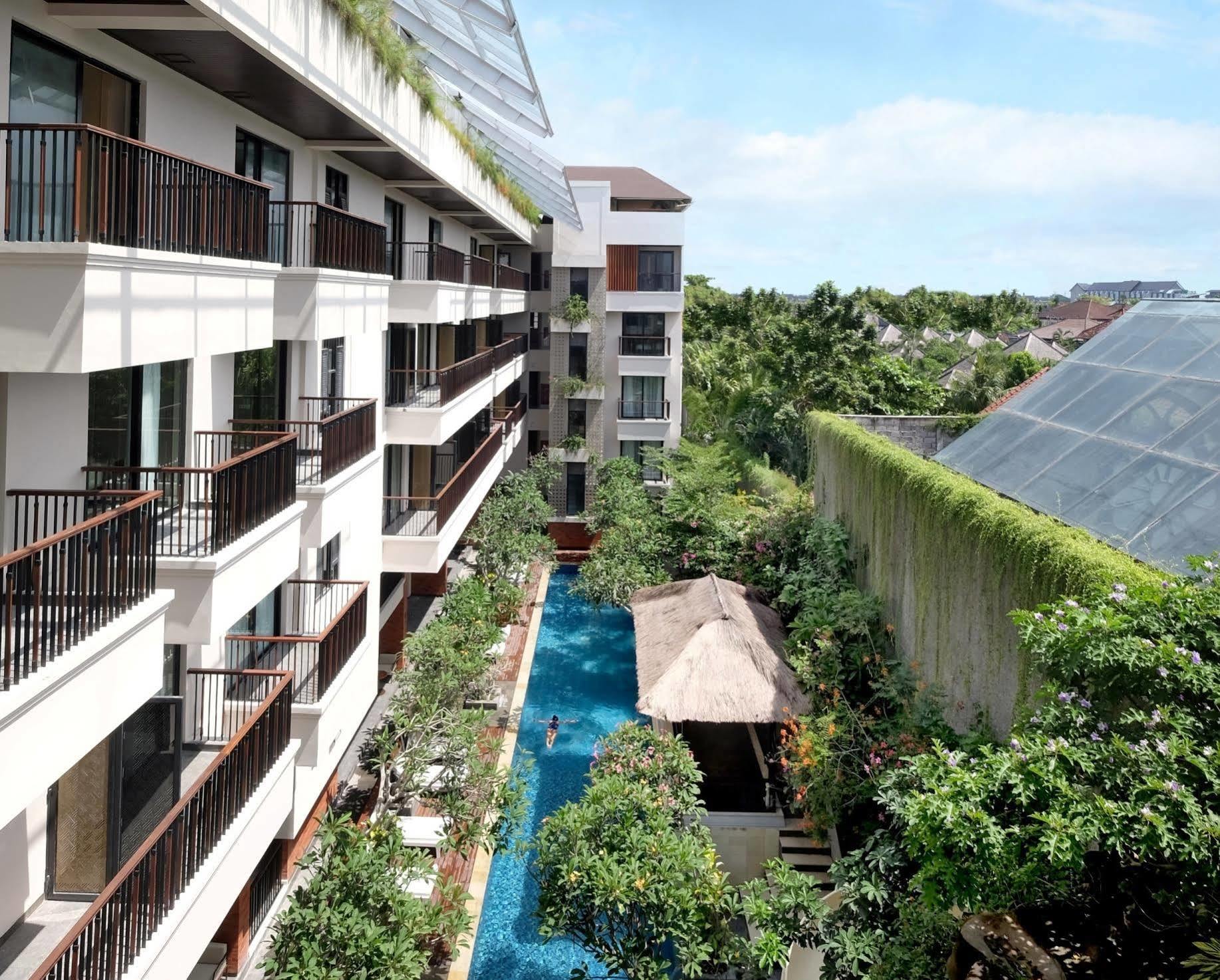 Jambuluwuk Oceano Seminyak Hotel Εξωτερικό φωτογραφία The hotel's pool