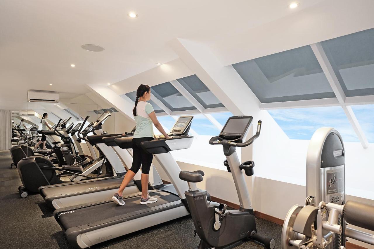Jambuluwuk Oceano Seminyak Hotel Εξωτερικό φωτογραφία A woman on a treadmill